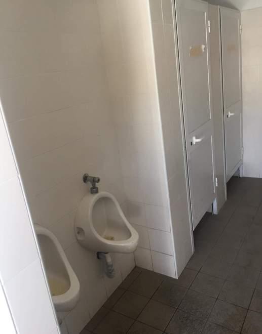 Bagni pubblici fuori uso Il sindaco: è colpa dei vandali, sistemeremo 