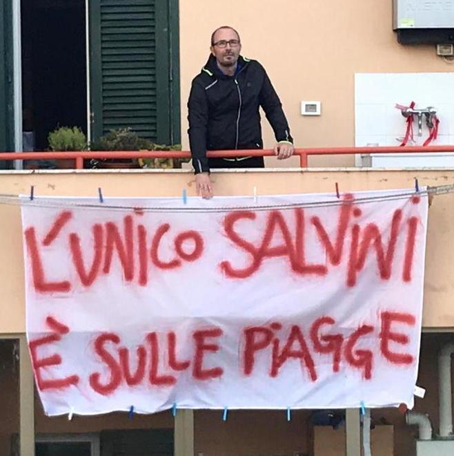 Striscione di Danti tra il noto bar e il Capitano