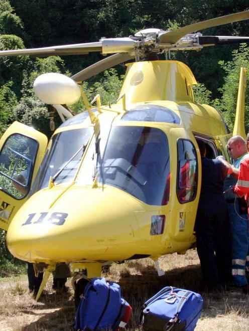 Grave anziano dopo la caduta da un albero 