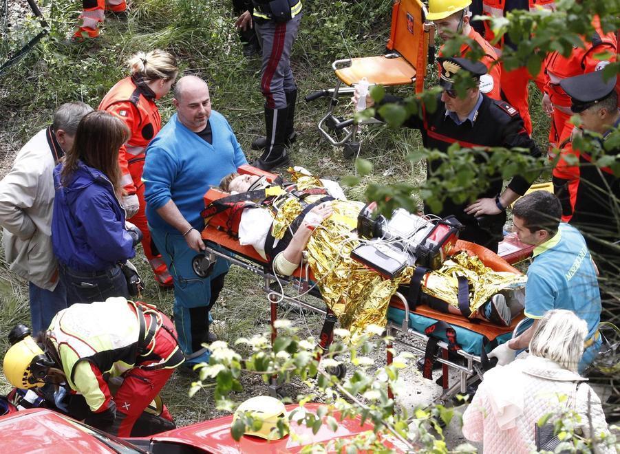 I soccorsi con il recupero dei turisti feriti