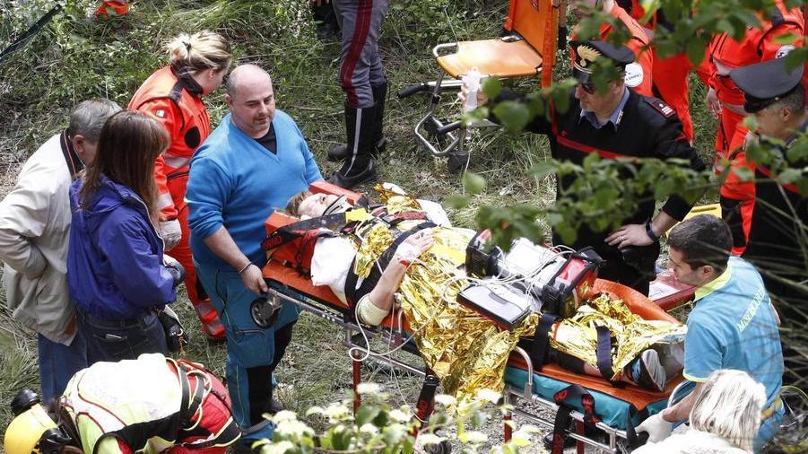 I soccorsi con il recupero dei turisti feriti
