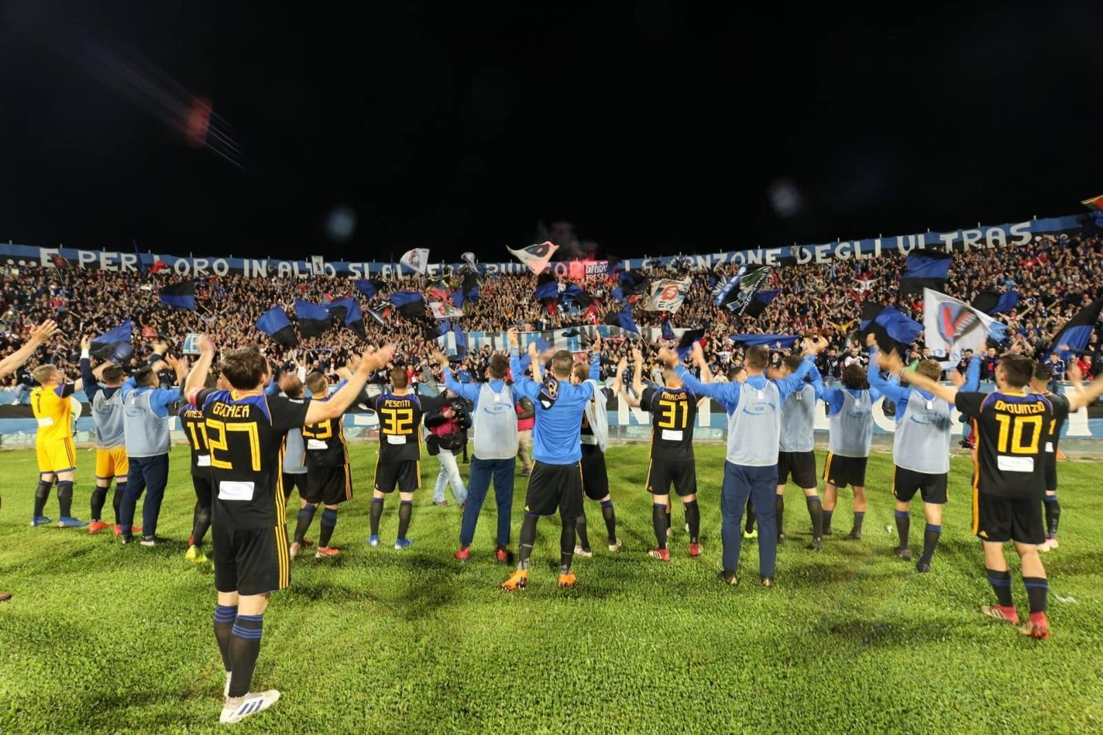 Il saluto dei nerazzurri ai tifosi dopo Pisa-Carrarese