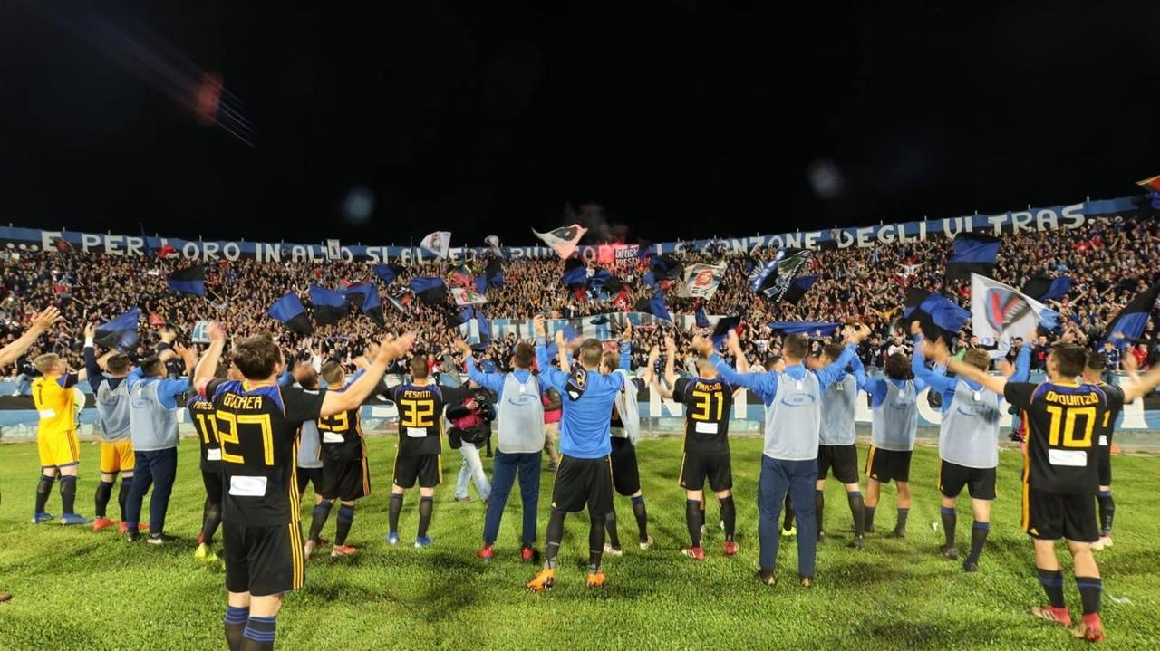 Il saluto dei nerazzurri ai tifosi dopo Pisa-Carrarese