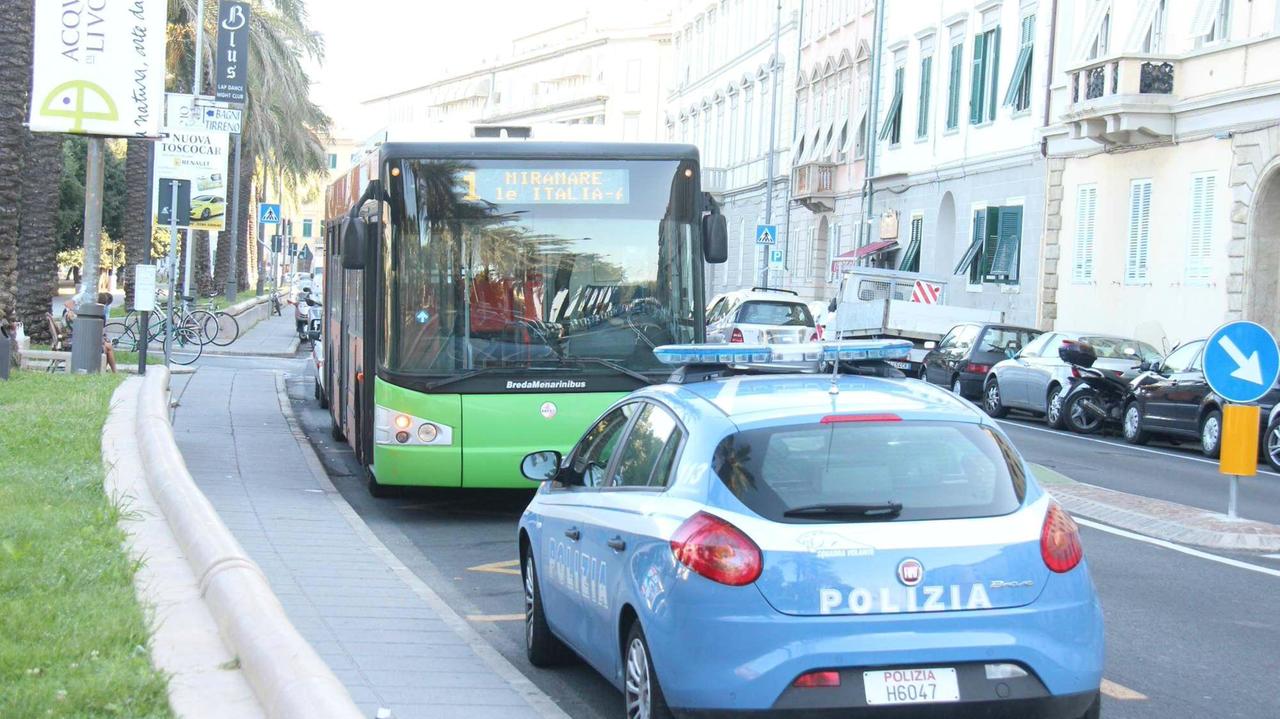Lo ferma sotto casa mentre posteggia l’auto e gli strappa il Rolex