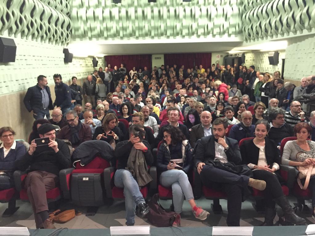 La platea del cinema Centrale durante il confronto tra candidati a sindaco