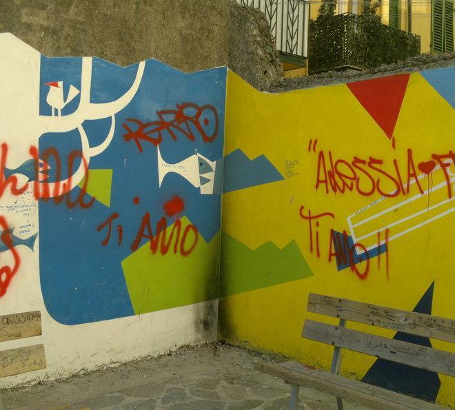 Imbrattati i murales dedicati alla maestra 