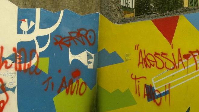 Imbrattati i murales dedicati alla maestra