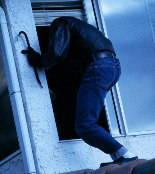 L’abitazione a soqquadro mentre la famiglia dorme 