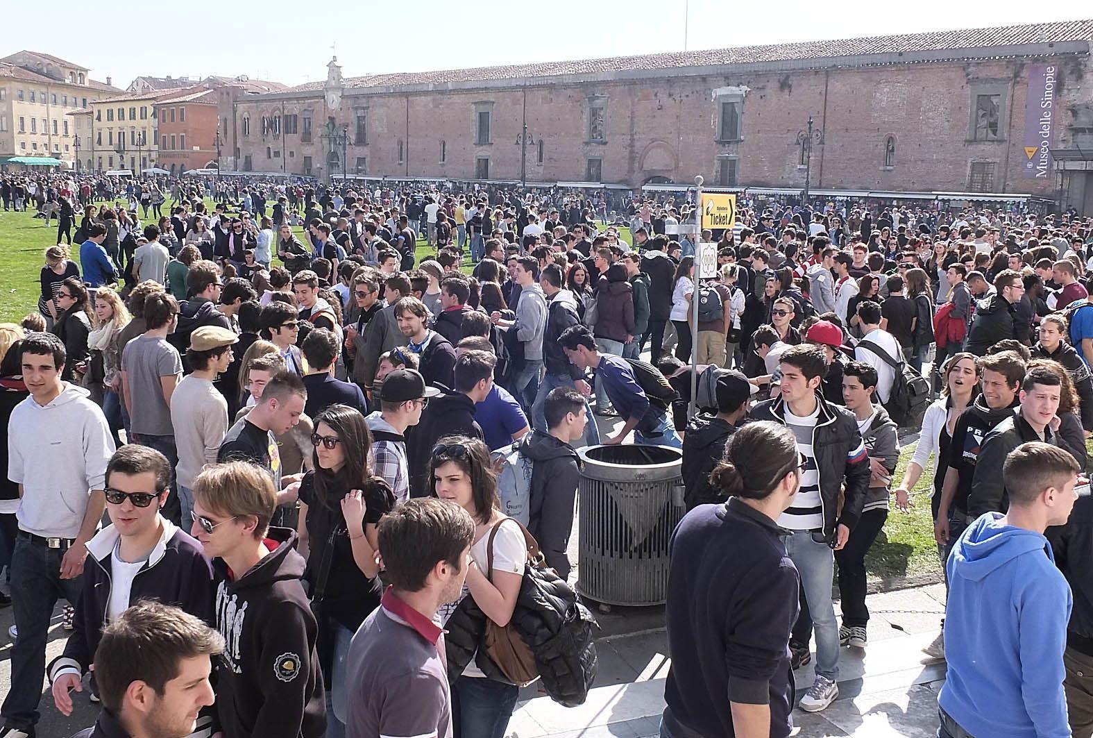 Una studentessa: «Palpeggiata durante il rito della lucertola» 