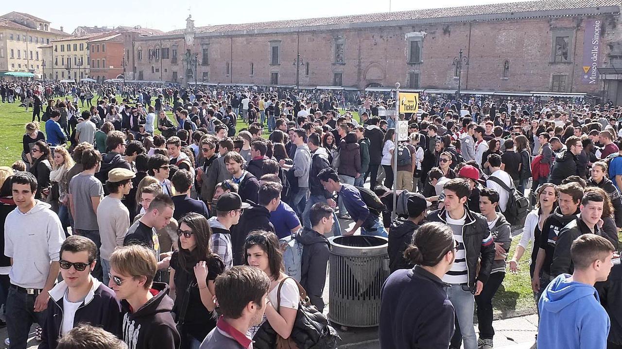 Una studentessa: «Palpeggiata durante il rito della lucertola»