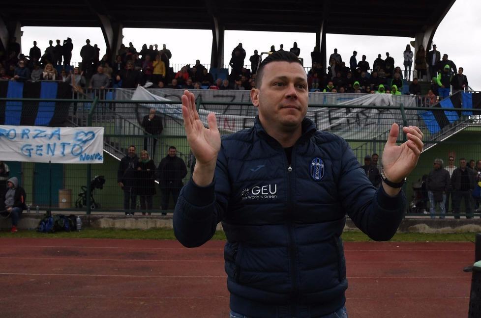 Il presidente della Pecciolese, Enrico Lenzi, mentre festeggia dopo la vittoria del campionato di Promozione