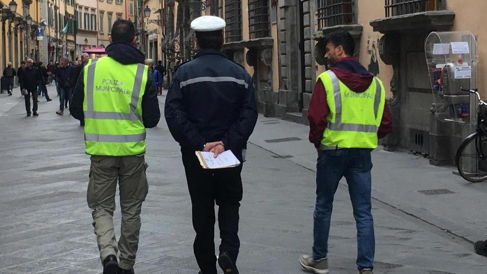 Con la pettorina gialla due dei nuovi agenti della polizia municipale<QM> (foto silvi)