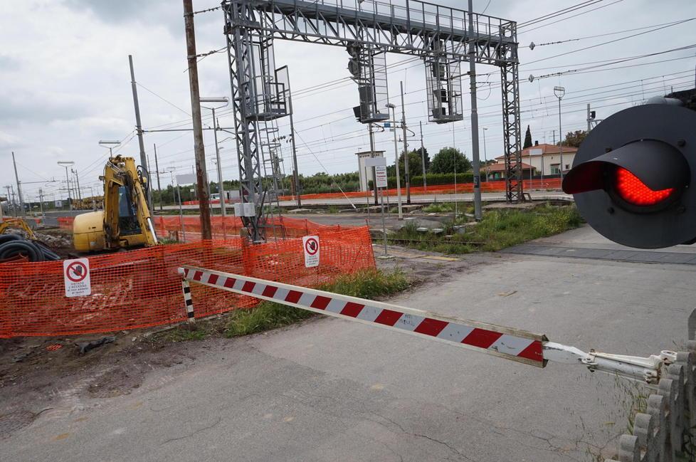 Il passaggio a livello di Braccagni con le ruspe in azione (foto Agenzia Bf)
