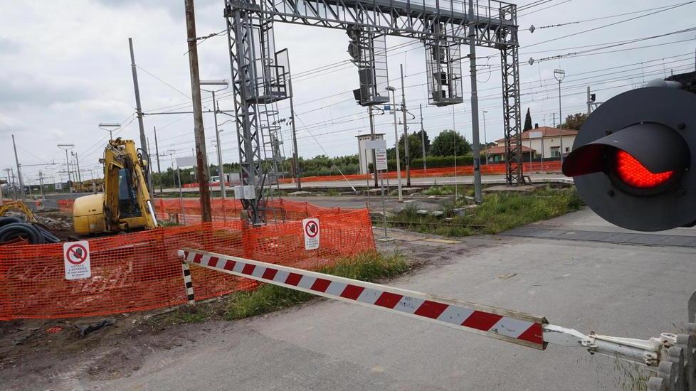 Il passaggio a livello di Braccagni con le ruspe in azione (foto Agenzia Bf)