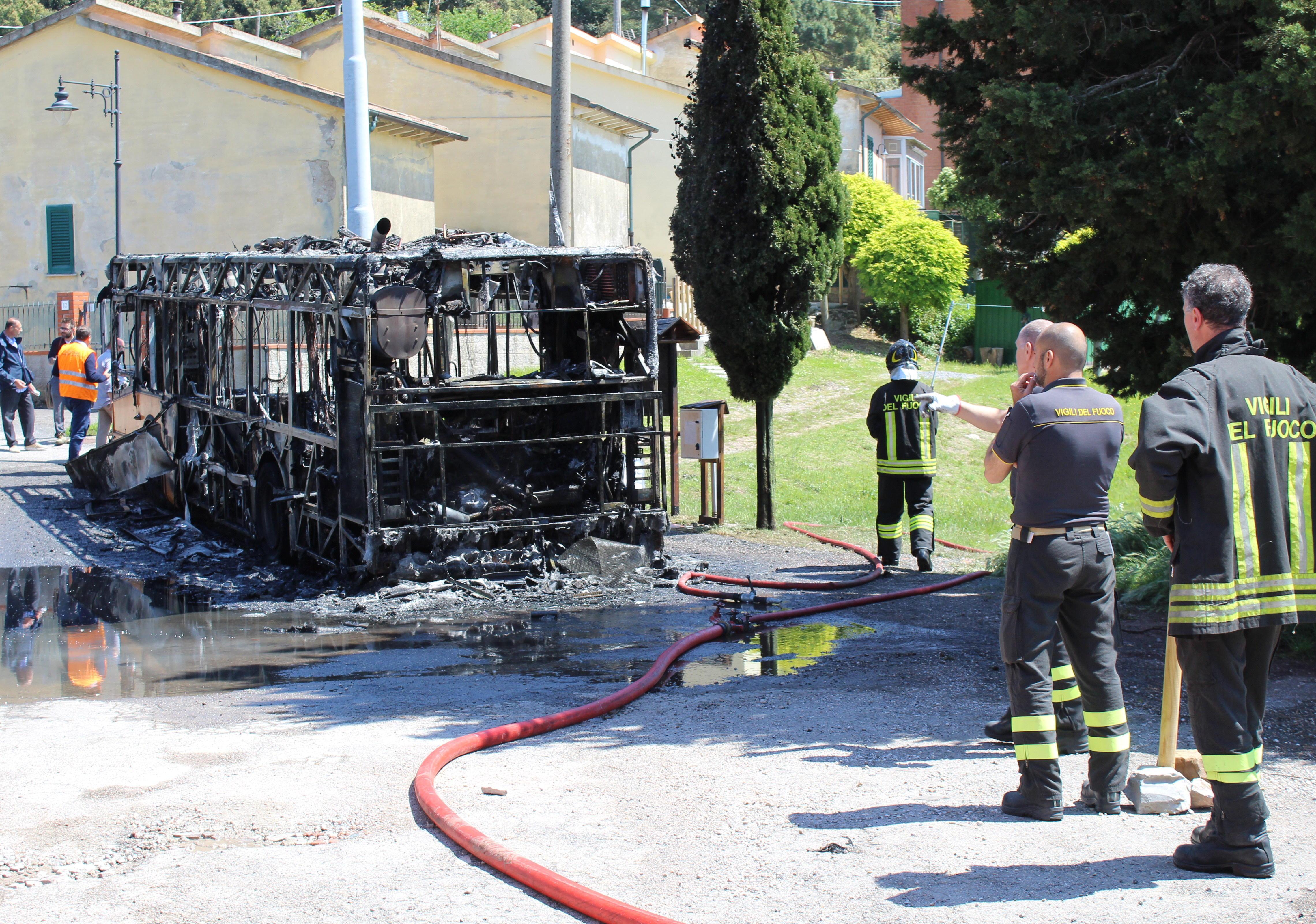 Bus di linea in fiamme, salvi il conducente e una studentessa - Video