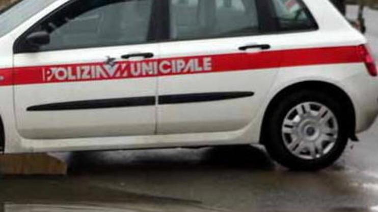 A Massa vigile investe ciclista con l’auto di servizio, grave un cinquantenne