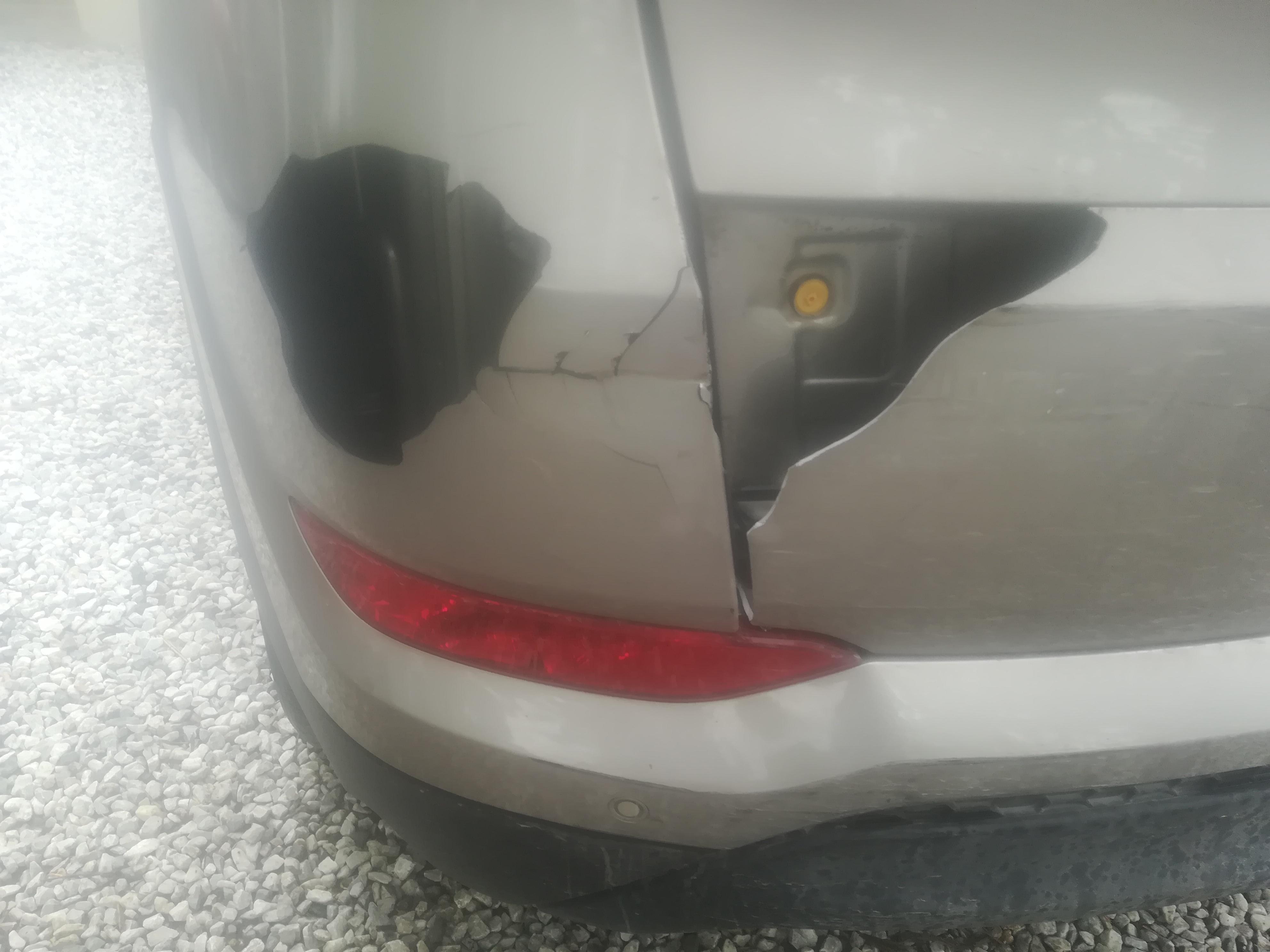 Danneggia auto in sosta e scappa, multato prof 