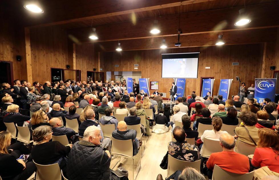 Centinaia di persone e tifo al confronto tra i 4 candidati 