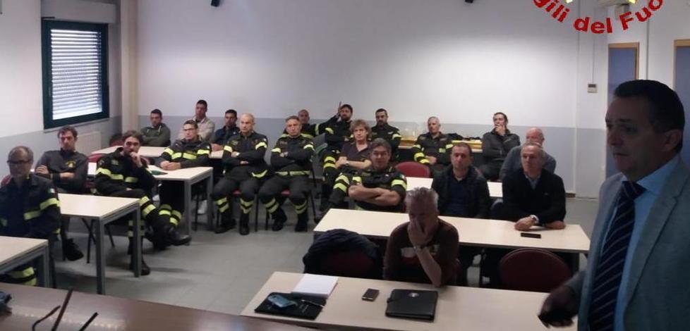 I pompieri a lezione sul rischio elettrico nelle emergenze 