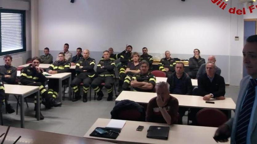 I pompieri a lezione sul rischio elettrico nelle emergenze