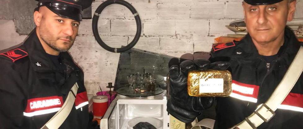 Due chili e mezzo di hashish nel forno a microonde, li scova il cane antidroga: due arresti