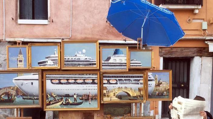 Bansky espone a Venezia e la polizia municipale lo caccia