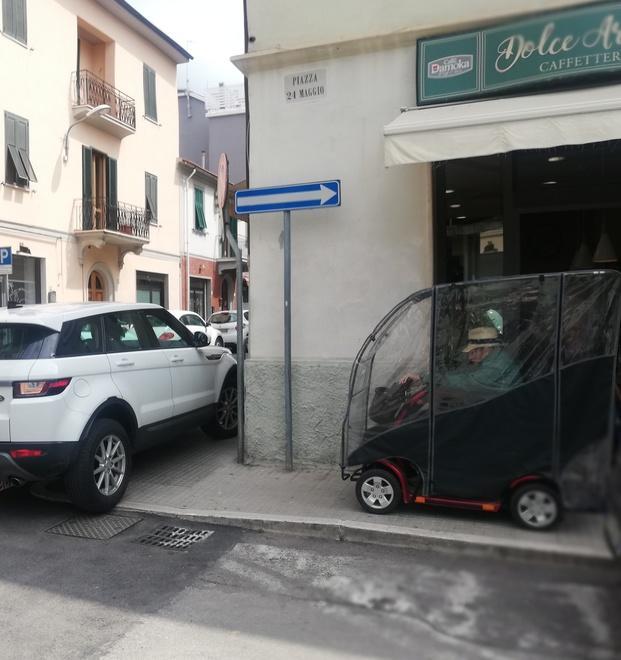 «Le auto mi impediscono di muovermi in carrozzina» 