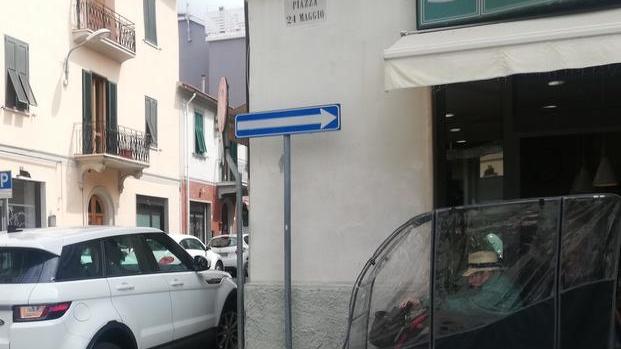 «Le auto mi impediscono di muovermi in carrozzina»