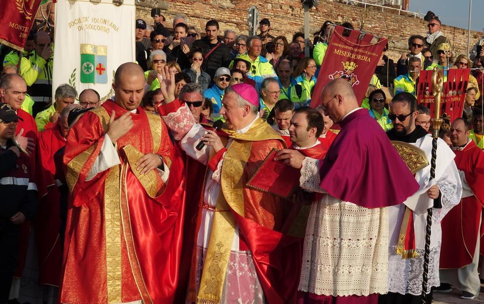 In processione dal duomo al porto 