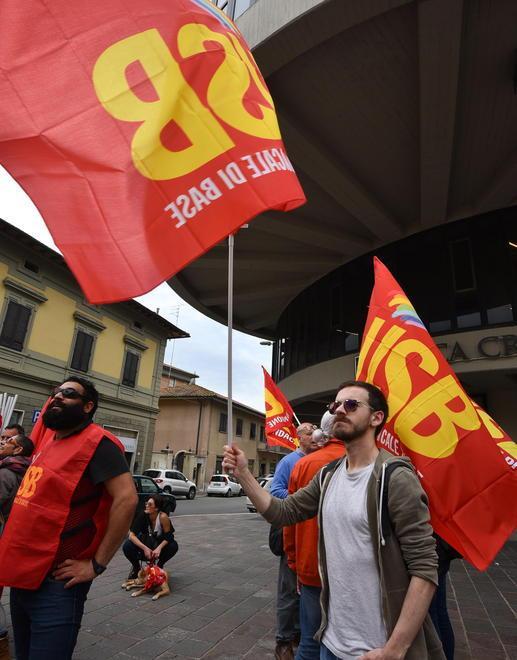 Presidio per la prof sospesa