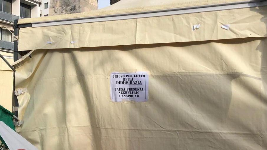 CasaPound al Casello e parte la protesta «Democrazia in lutto»