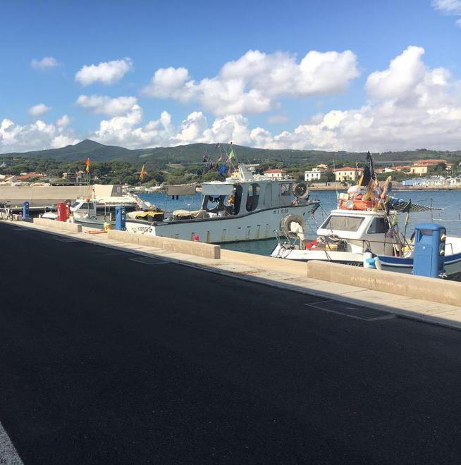 I pescatori chiedono ormeggi dentro al porto: «Dobbiamo lavorare» 