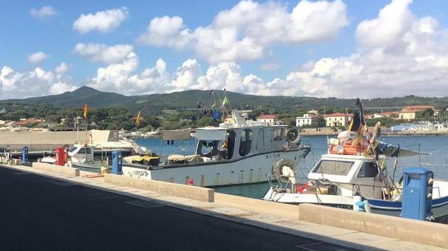I pescatori chiedono ormeggi dentro al porto: «Dobbiamo lavorare»