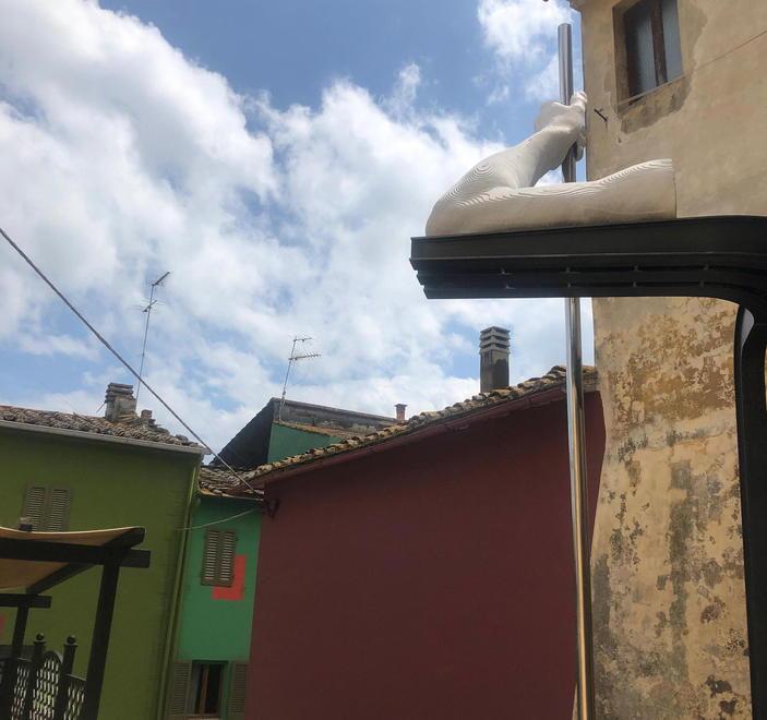 Sculture e disegni sulle facciate l’arte invade il borgo di Ghizzano