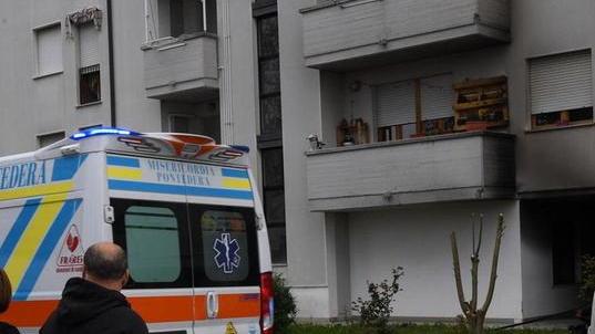 Fiamme in un appartamento evacuato tutto il condominio
