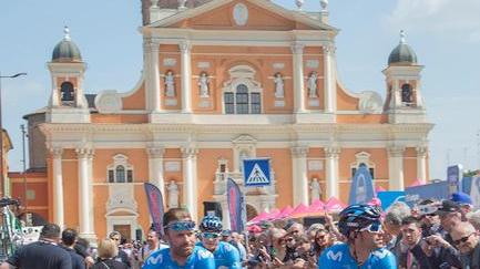 Entusiasmo a Carpi, caloroso saluto alla Carovana Rosa