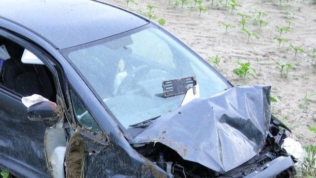 Paura per una ragazza Con l’auto fuori strada durante un sorpasso