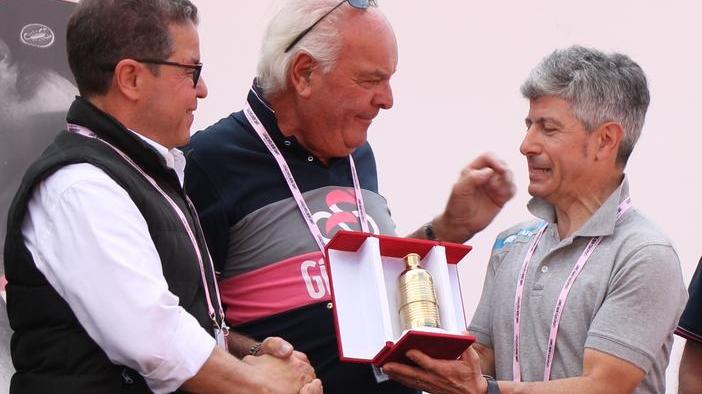La “Borraccia del gregario” al pilota Rino Colombo