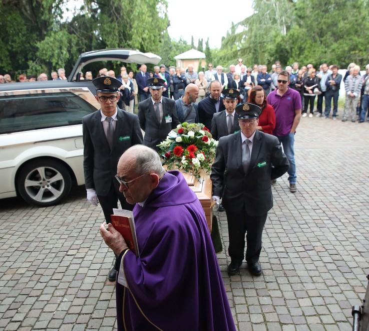 Una folla commossa per l’addio a Ivo Varini morto sul Monte Cusna 