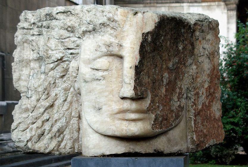 La Young a Siena: le opere extralarge che parlano di miti 