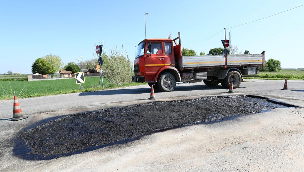 Partono i cantieri sulle strade provinciali. Ventuno interventi per 2,5 milioni di euro 