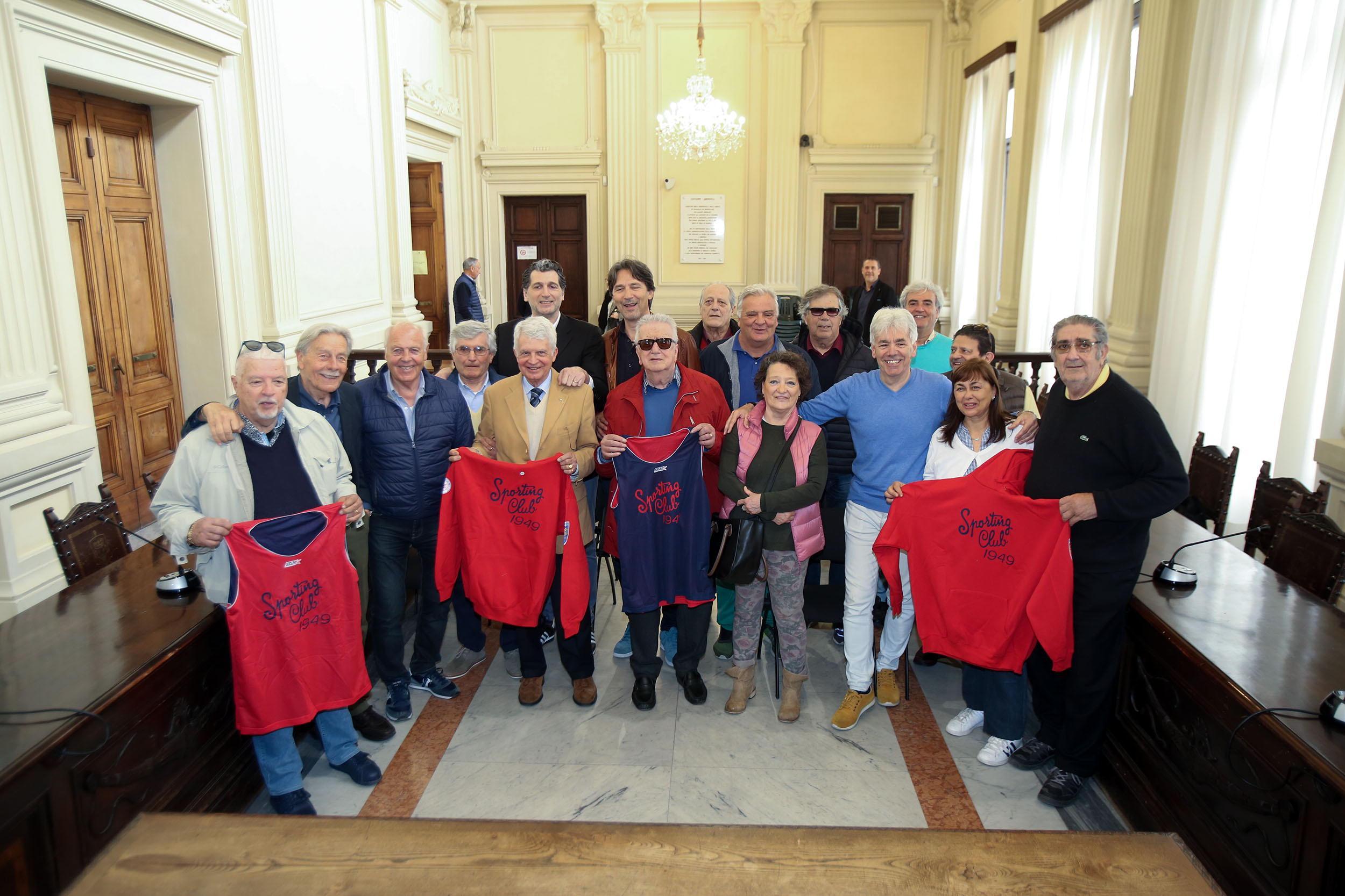 La città celebra 70 anni di basket col grande murale al PalaVinci 