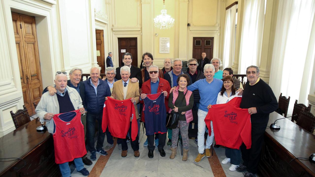 La città celebra 70 anni di basket col grande murale al PalaVinci