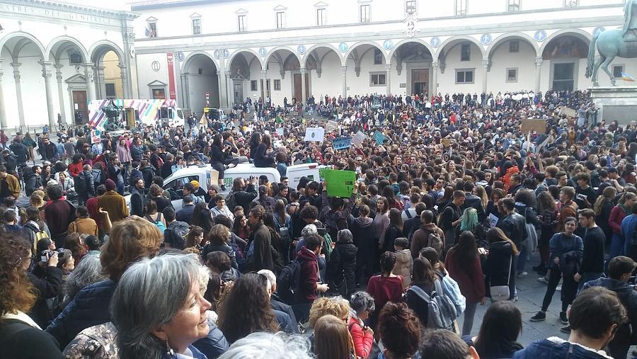 Cambiamenti climatici, tremila studenti protestano a Firenze. Traffico bloccato 