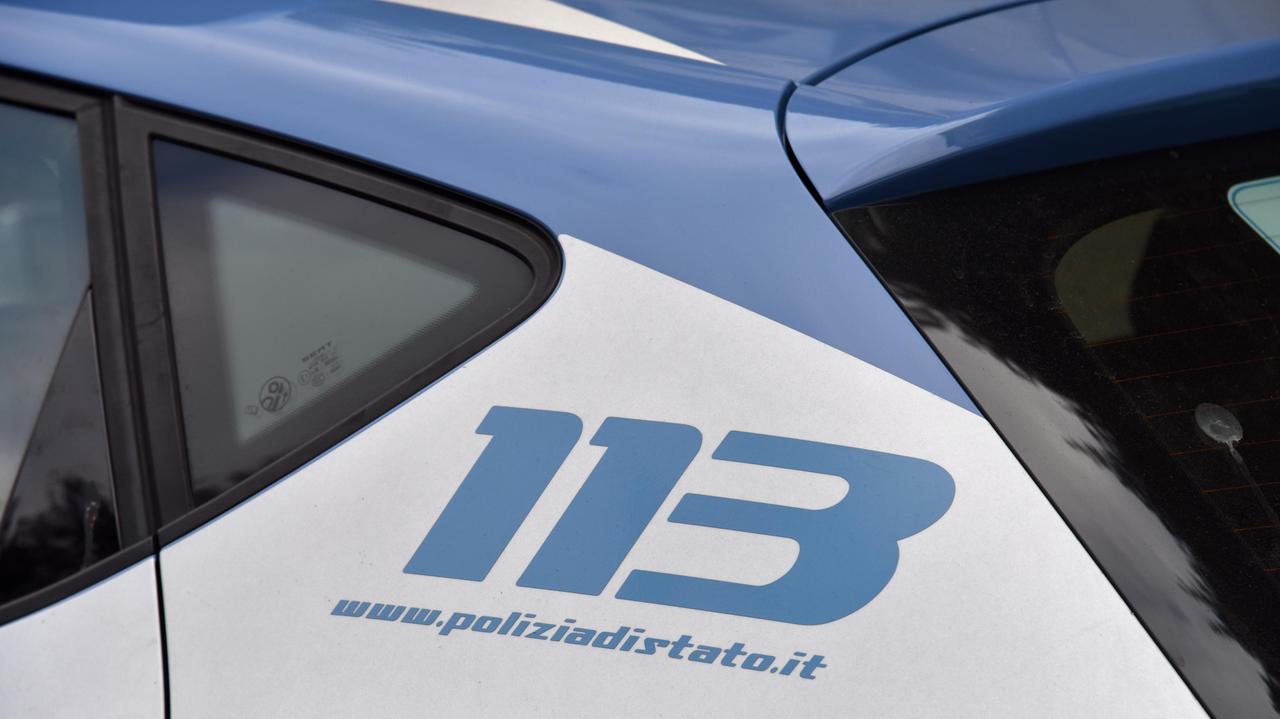 S'intrufola nel cortile del bar e roba due orologi da un'auto: denunciato