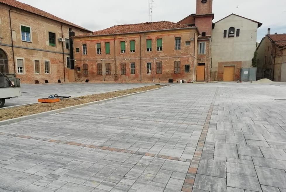 Il parcheggio dell'ospedale di Guastalla con la nuova pavimentazione e illuminazione a led