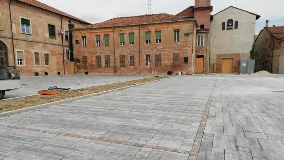 Il parcheggio dell'ospedale di Guastalla con la nuova pavimentazione e illuminazione a led