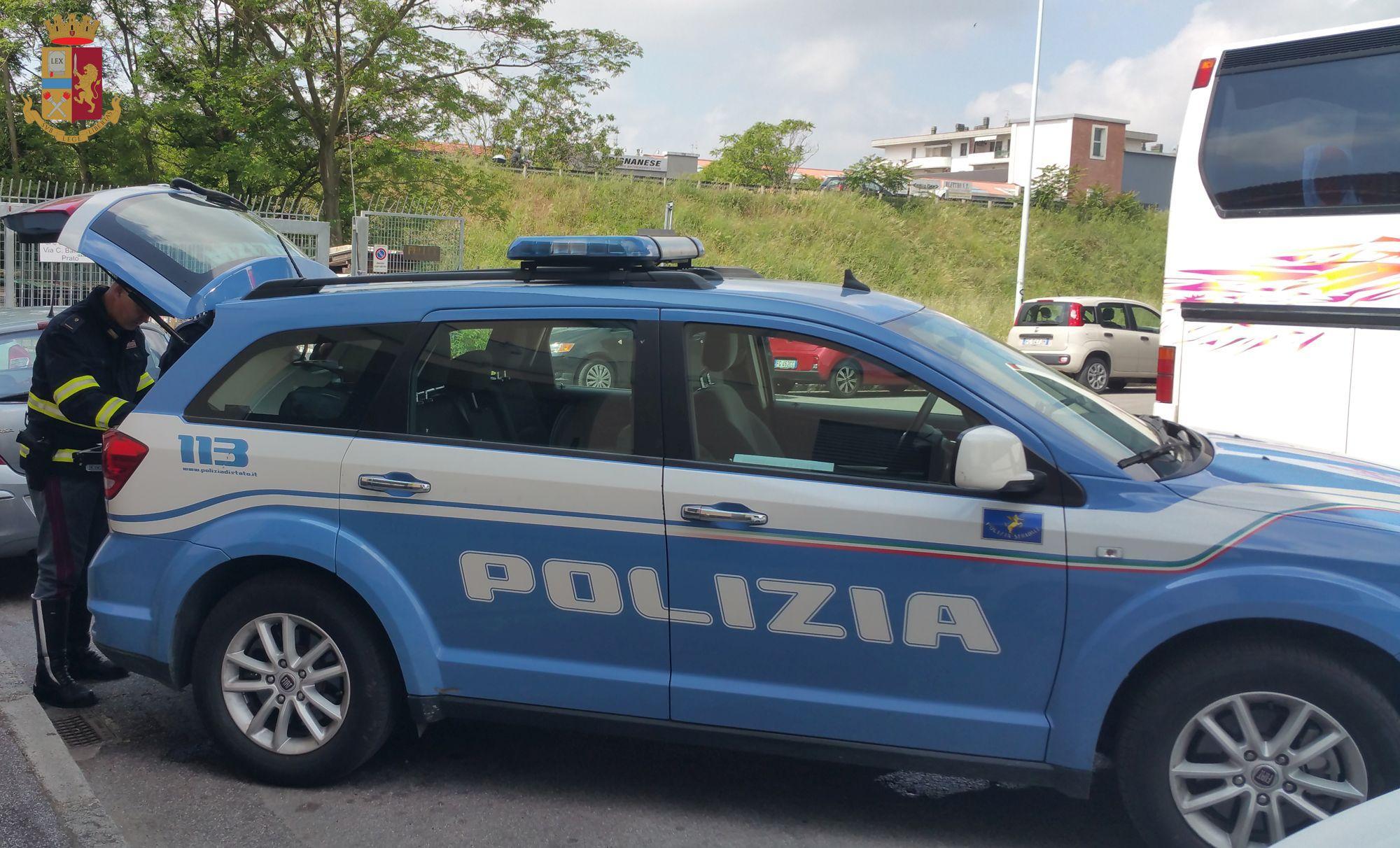 L'intervento di una pattuglia della stradale che ha bloccato un bus scolastico non revisionato