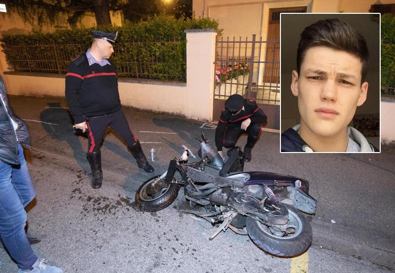 Nella foto dell'Agenzia Carlo Sestini lo scooter del giovane, nel riquadro la vittima