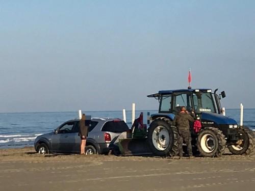 Arrivano con l'auto in riva al mare e si arenano